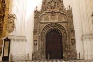 Una din cele trei usi regale ale capelei