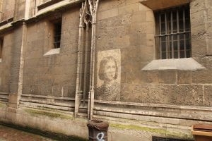Imaginea Ioanei d'Arc pe o straduta medievala din Rouen