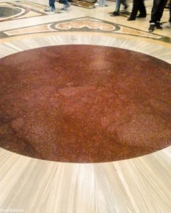 Discul rosu de marmura care marcheaza locul incoronarii lui Charlemagne in Basilica San Pietro
