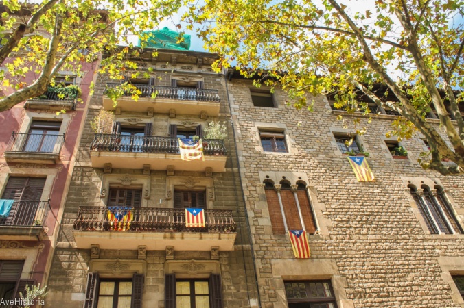 Steagul Cataloniei atarnat cu mandrie la ferestre