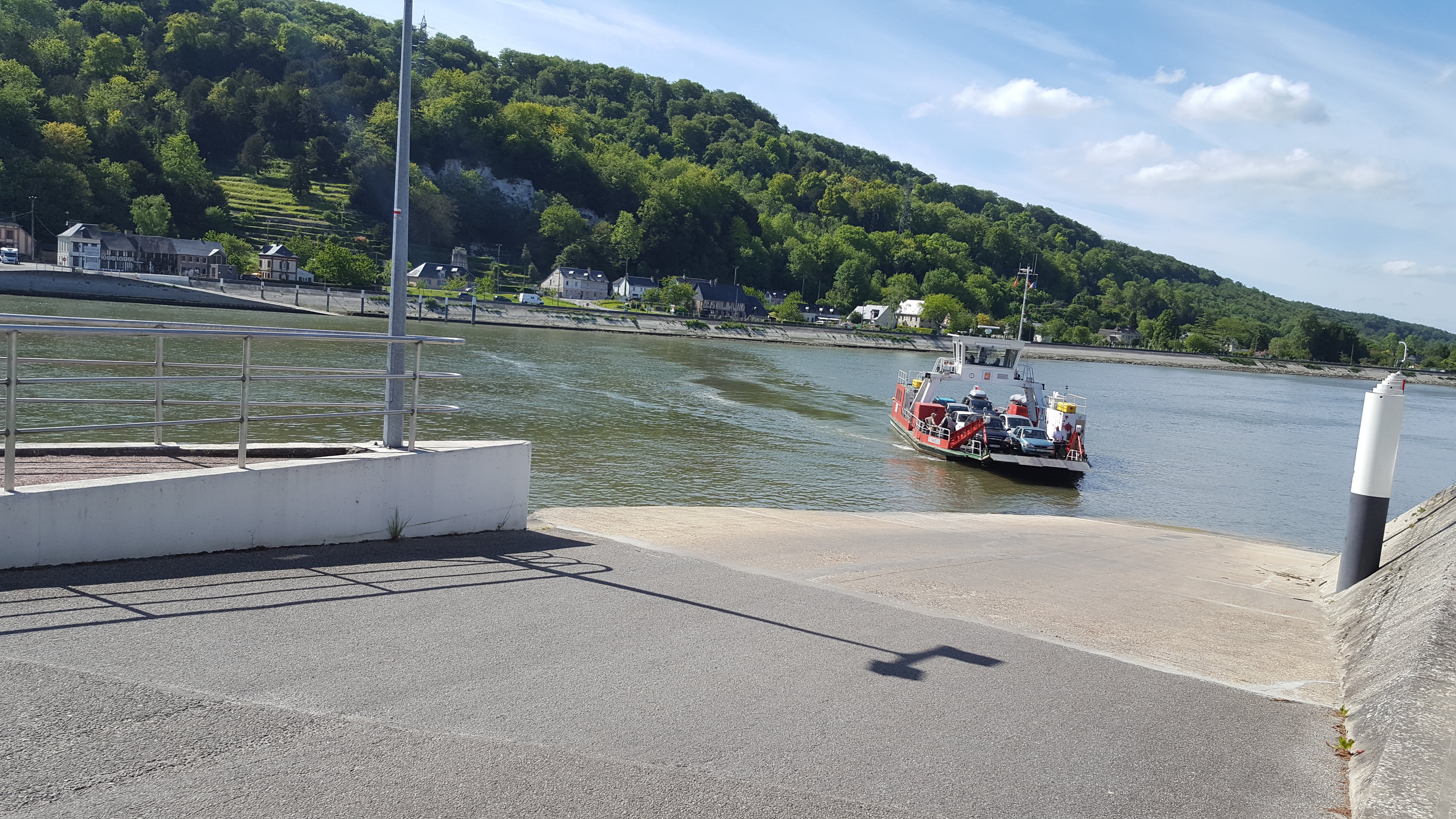 Trecand cu bacul Sena la Jumieges, Franta